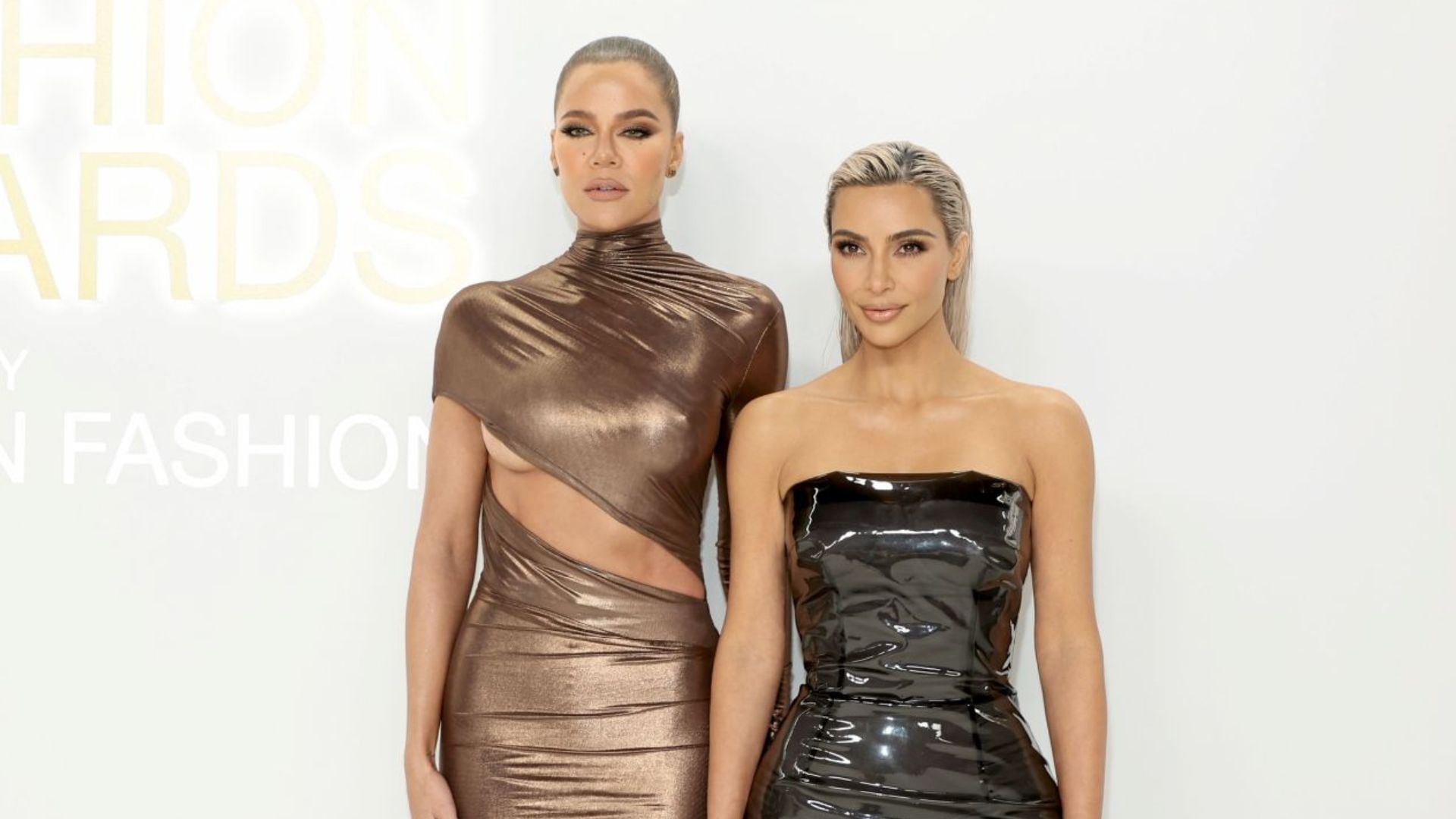 From L to R: Khloe Kardasian and Kim Kardashian (Image via Getty Images) 