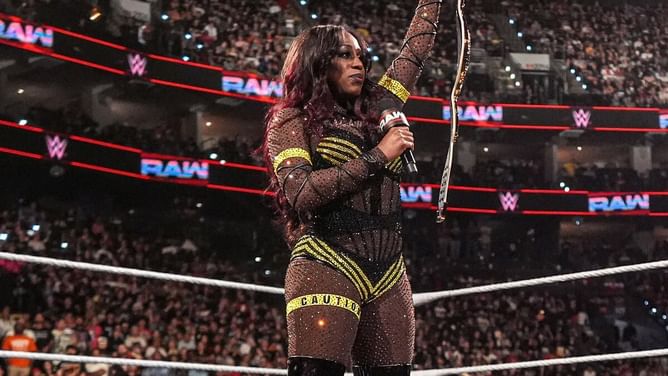 Naomi responds after major WWE star says, "How irresponsible getting pregnant as a champion"