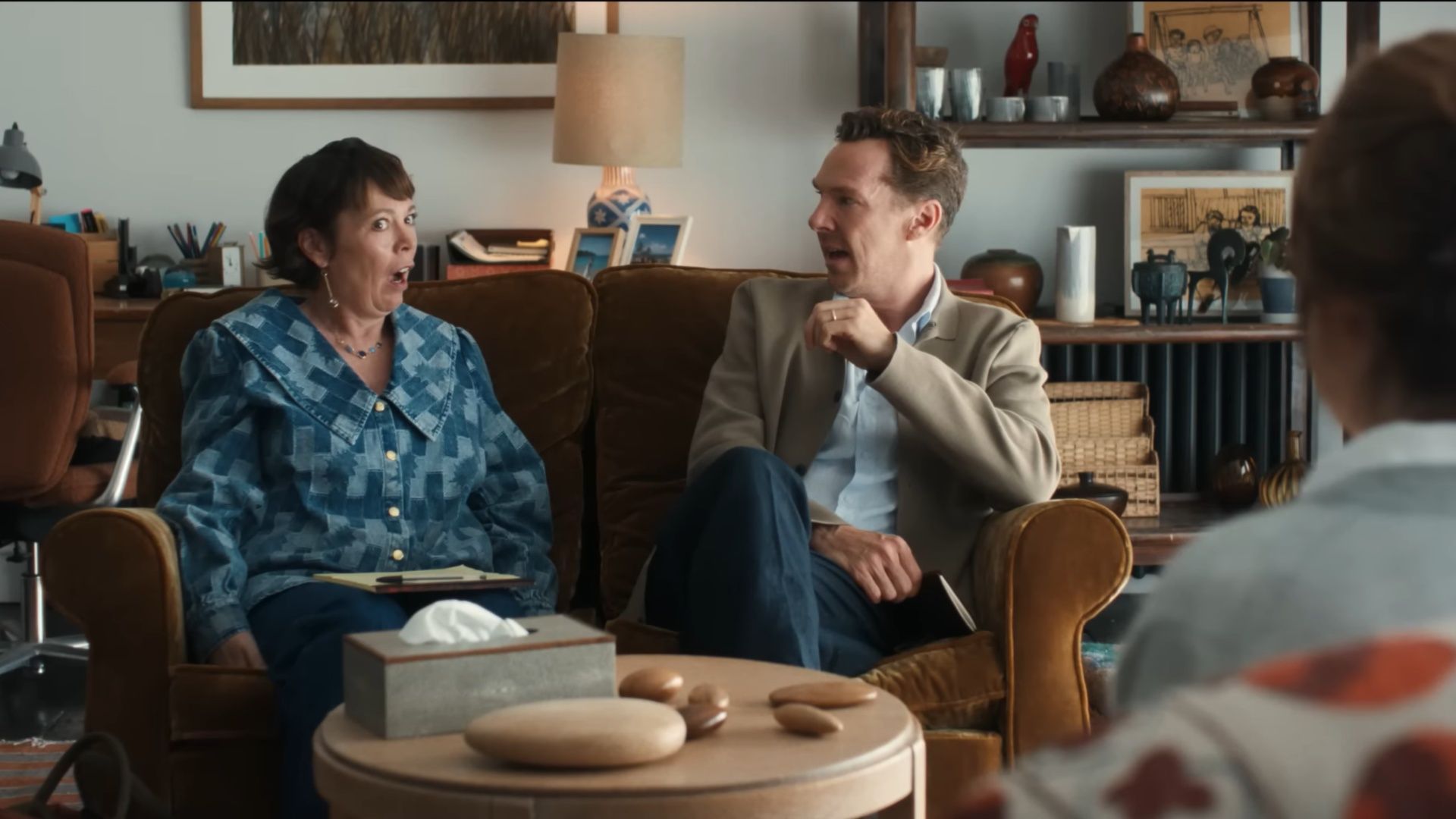 The Roses reveals Ivy and Theo in therapy, where humour masks the cracks already forming in their marriage. (Image via YouTube/Searchlight Pictures)