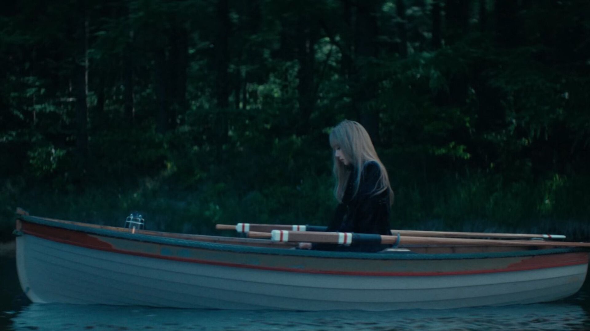 Lisa scatters the lover&#039;s ashes into the lake (Image via YouTube/@wearelloud)