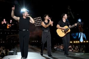 "Camp Rock 3 is going to be a banger"- Fans erupt as Jonas Brothers bring out Demi Lovato, Jesse McCartney on stage