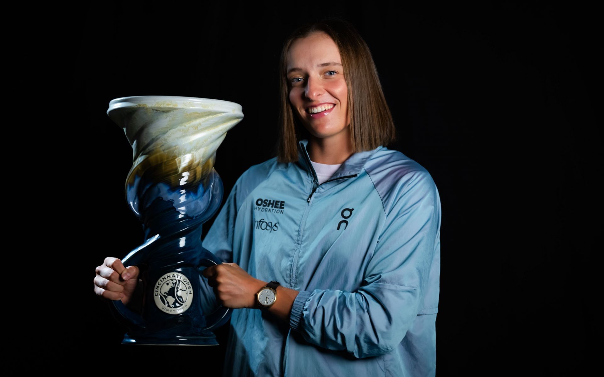 Iga Swiatek poses with the 2025 Cincinnati Open women&#039;s singles trophy (Source: Getty)