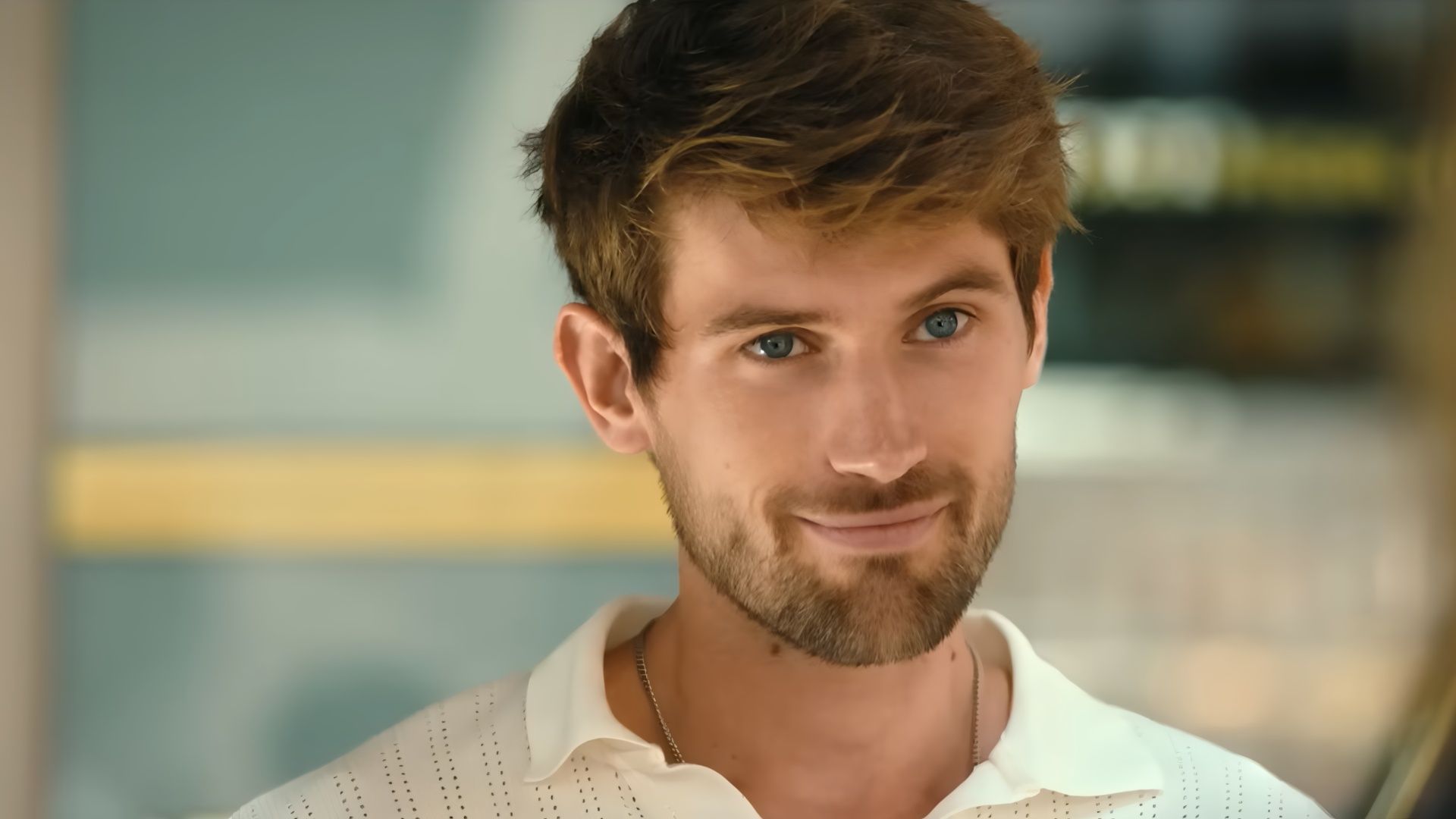 Manu&rsquo;s deceptive charm highlights how greed and manipulation fuel the scam. (Image via Netflix)