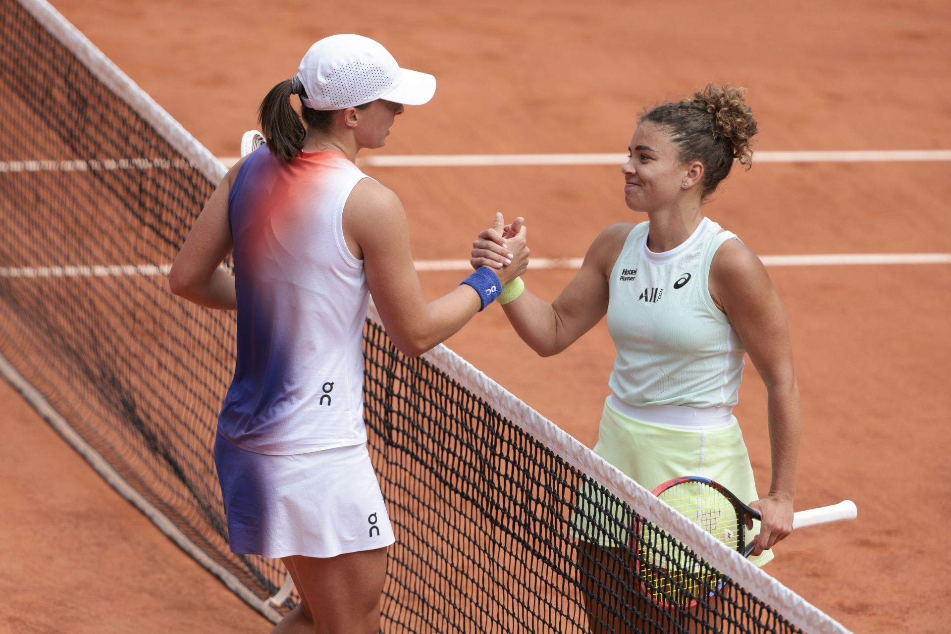 Iga Swiatek and Jasmine Paolini at the 2024 French Open