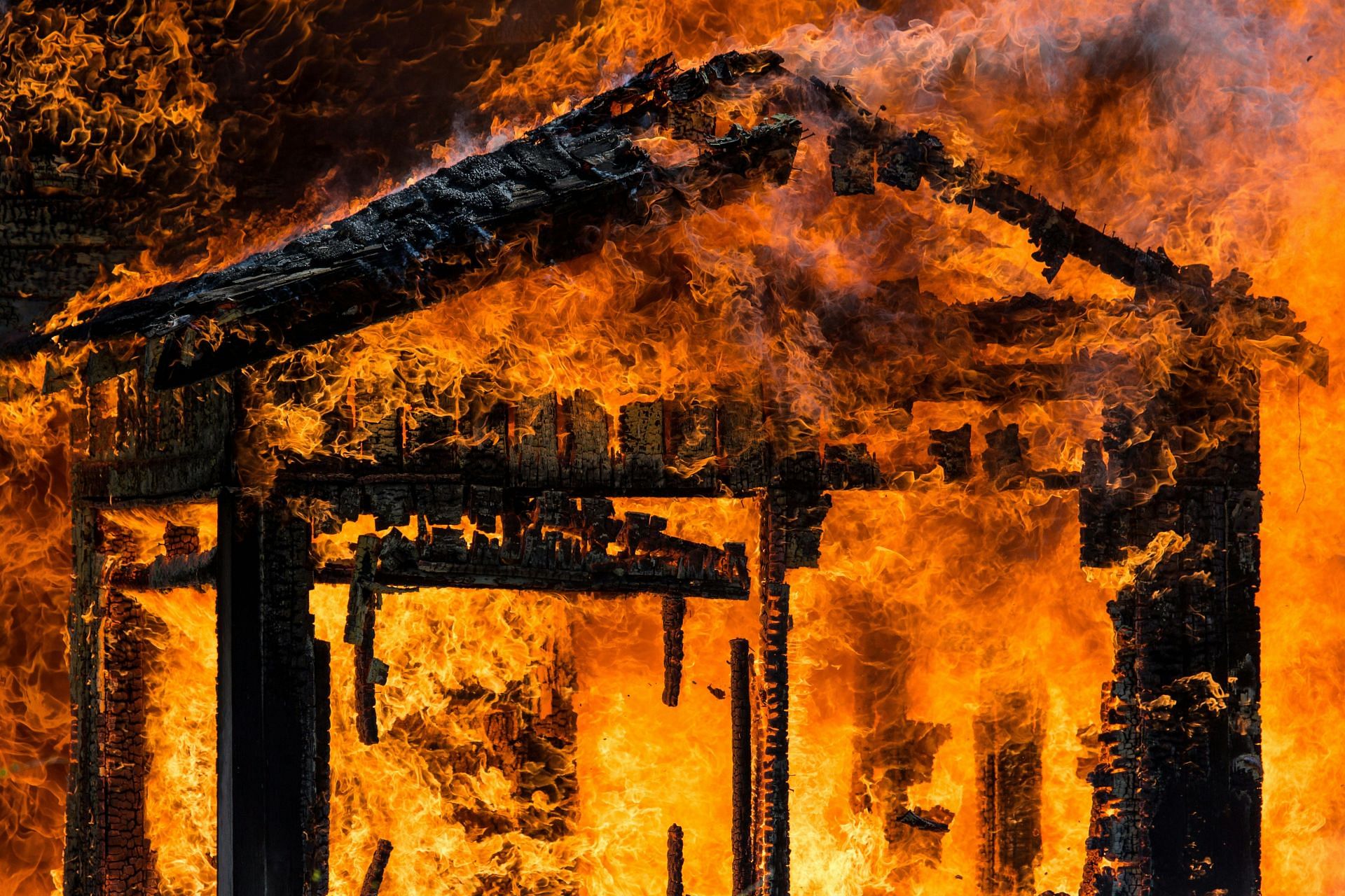 Police arrived and found McGuffee dead in what appeared to be a partially burned house (Image via Unsplash)