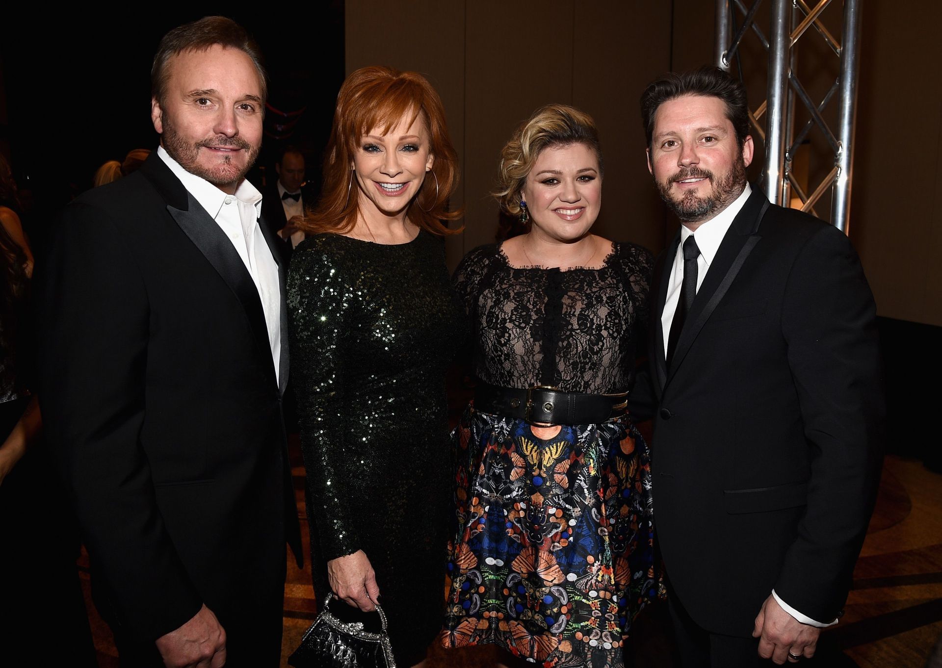 Narvel Blackstock, Reba McEntire, Kelly Clarkson, and Brandon Blackstock attend Muhammad Ali&#039;s Celebrity Fight Night XXI (Image via Getty)