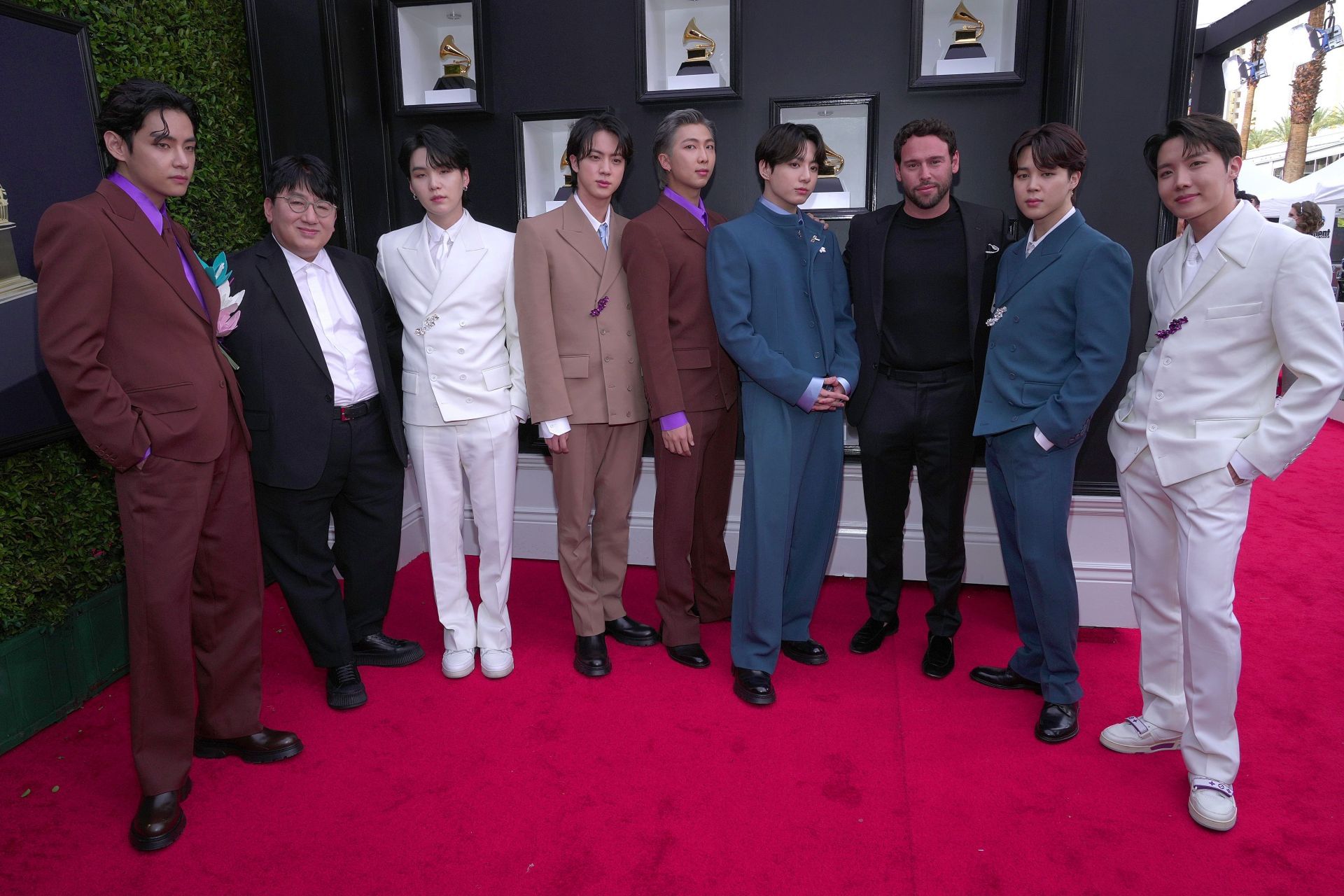 Bang Si-hyuk with BTS (Image via Getty)
