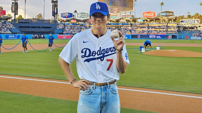 "More content than Bighit ever could"- Fans react to Dodgers' multiple behind-the-scenes release from BTS' Taehyung's ceremonial first pitch