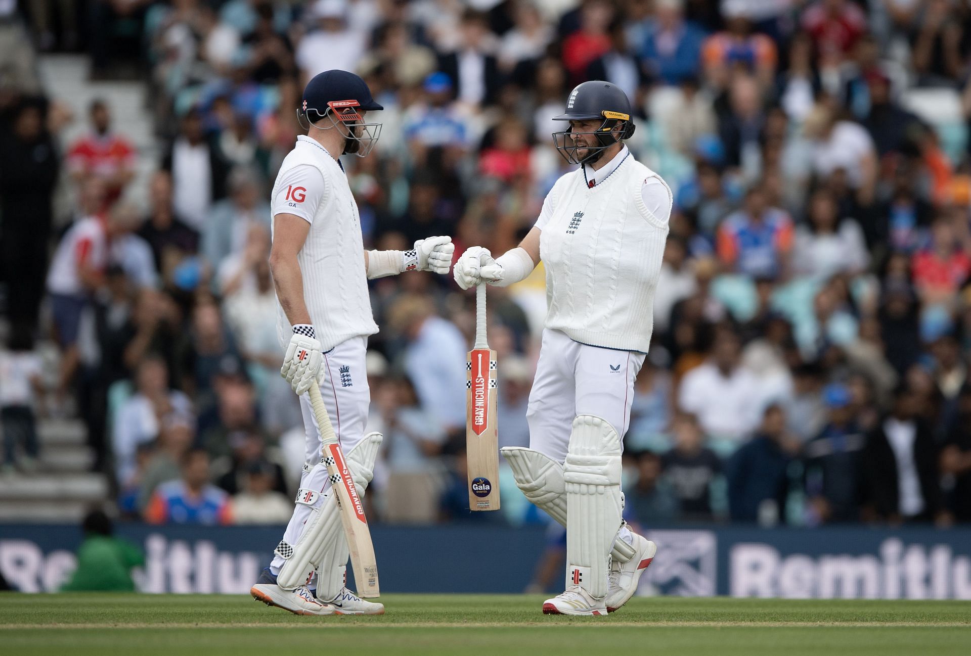 Shubman Gill placed virtually all the fielders on the boundary line when Gus Atkinson was batting with Chris Woakes. [P/C: Getty]