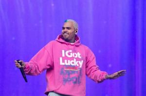 “Imagine being the dad and seeing this” - Netizens react to Chris Brown taking a picture with a fan who brought her ultrasound scans