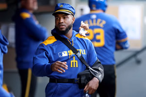“That's a hefty discipline” “That's all? What a joke” - MLB fans divided over Victor Robles' 10-game suspension for throwing bat at pitcher