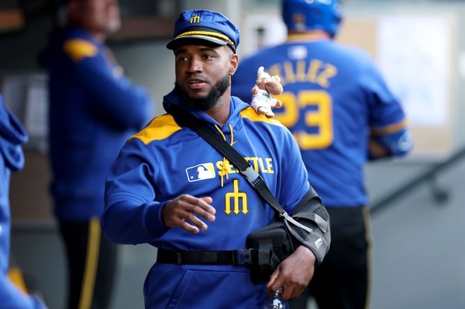 “That's a hefty discipline” “That's all? What a joke” - MLB fans divided over Victor Robles' 10-game suspension for throwing bat at pitcher