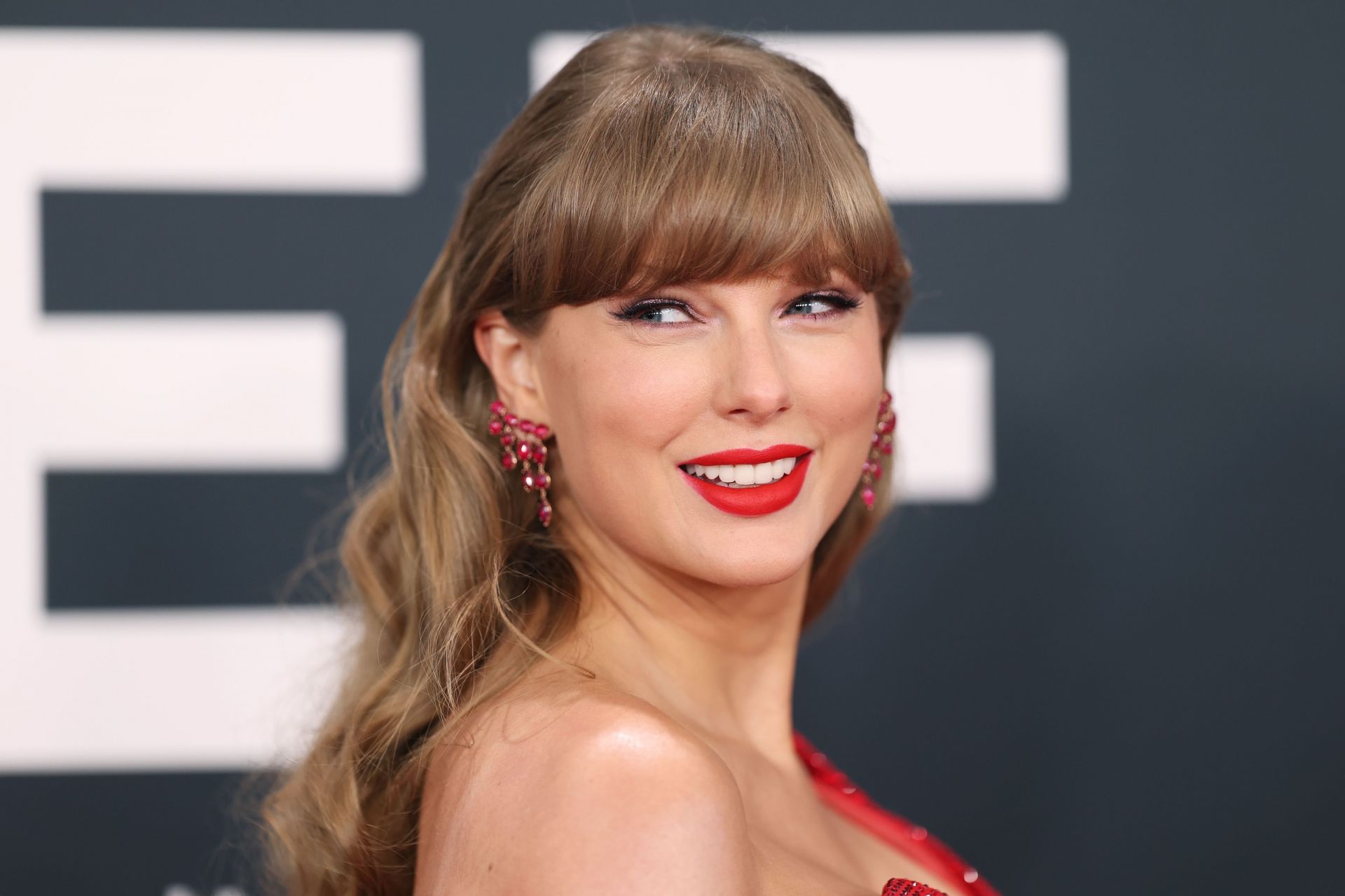 Taylor Swift at the 67th Annual GRAMMY Awards (Image via Getty)