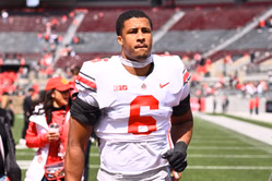 Ohio State LB Sonny Styles & hooper GF Kaia Henderson pose for an adorable “family photo” on IG