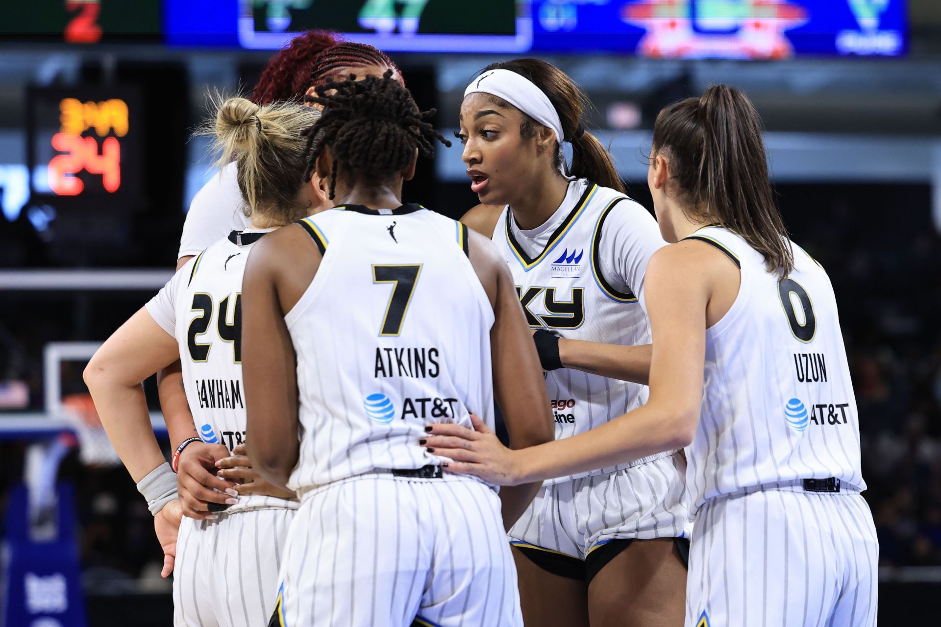 Angel Reese #5 of the Chicago Sky leads her team in a huddle during the first half against the Connecticut Sun at Wintrust Arena on August 23, 2025, in Chicago, Illinois. (Source: Getty)