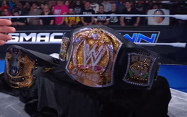 2-time WWE Champion arrives to a big show on crutches, but there's a twist