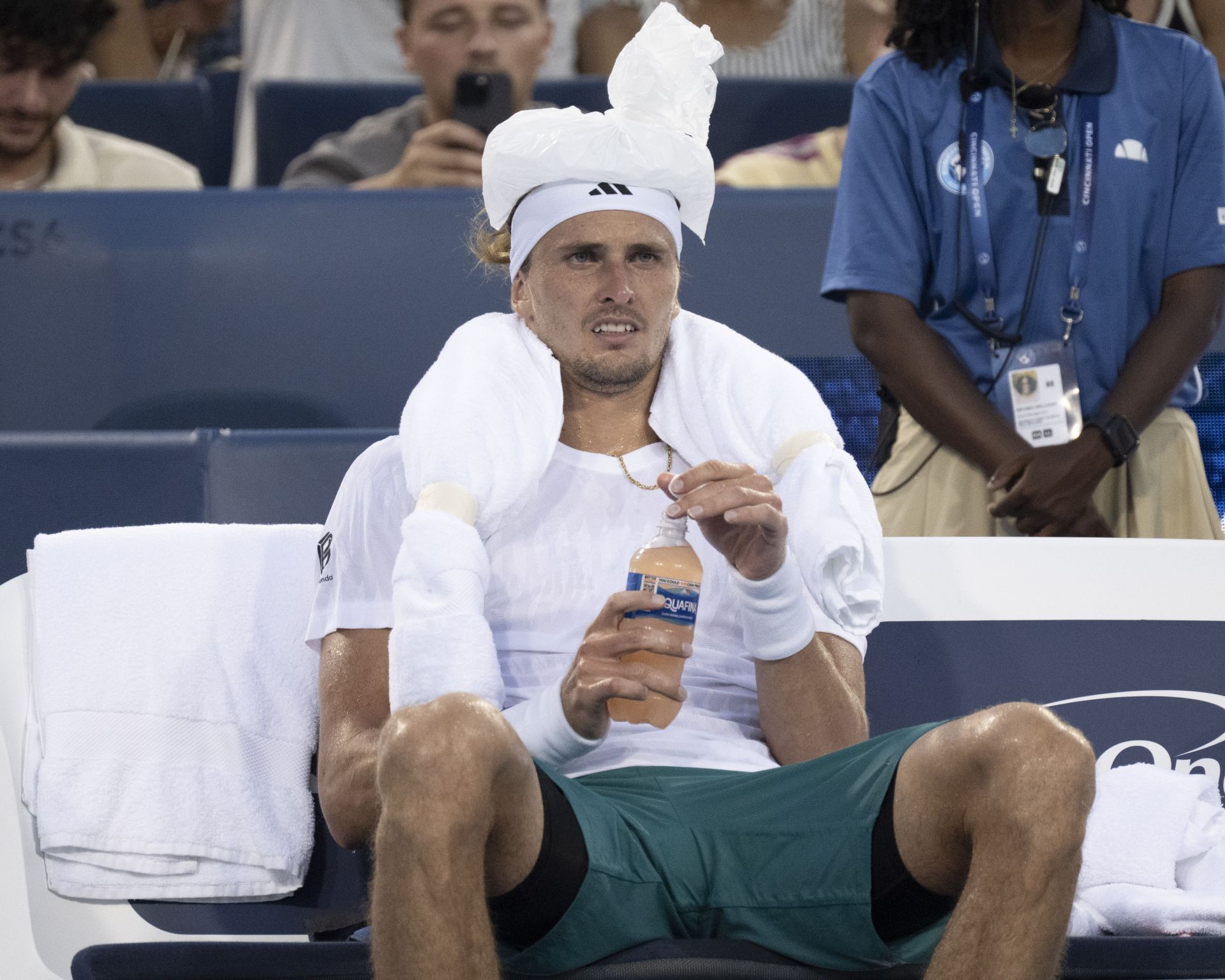 Alexander Zverev attempts to cool down during his semifinal clash against Carlos Alcaraz at the 2025 Cincinnati Open (Source: Getty)
