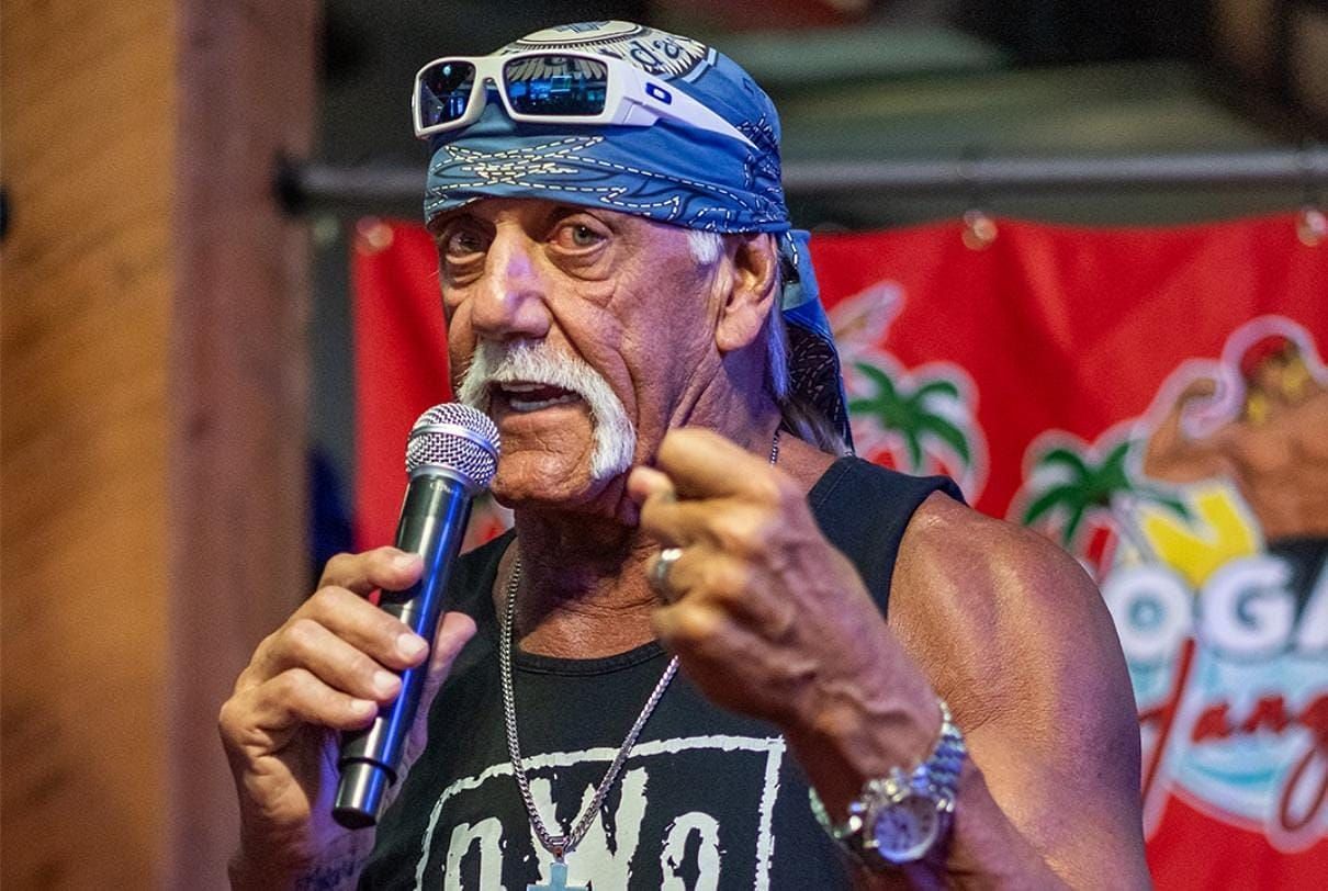Hulk Hogan Begged for Forgiveness in a "Tearful Conversation" - Reports