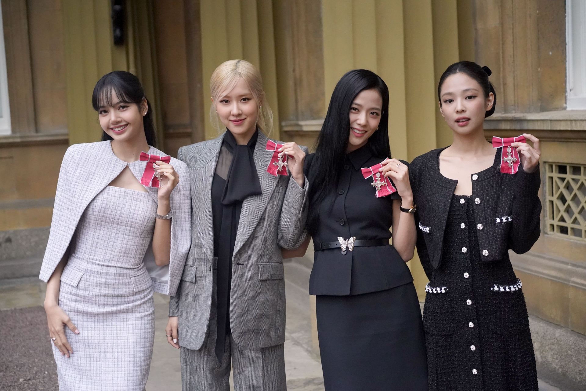 (left to right) Blackpink&#039;s Lisa, Rose, Jisoo, and Jennie pose with their Honorary MBEs (Members of the Order of the British Empire) (Image via Getty)
