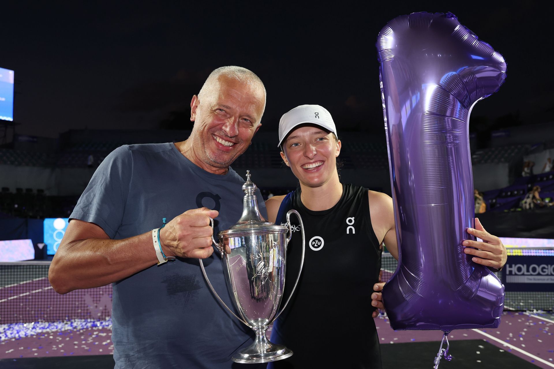 Iga Swiatek of Poland poses with her father Tomasz Swiatek after defeating Jessica Pegula of the United States in the singles final on the final day of the GNP Seguros WTA Finals Cancun 2023, part of the Hologic WTA Tour, on November 06, 2023 in Cancun, Mexico. (Photo by Matthew Stockman/Getty Images)