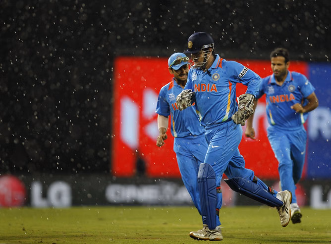 "They autographed each other's name" - Businessman shares interesting anecdote of MS Dhoni and Irfan Pathan's bond amid controversy of old video