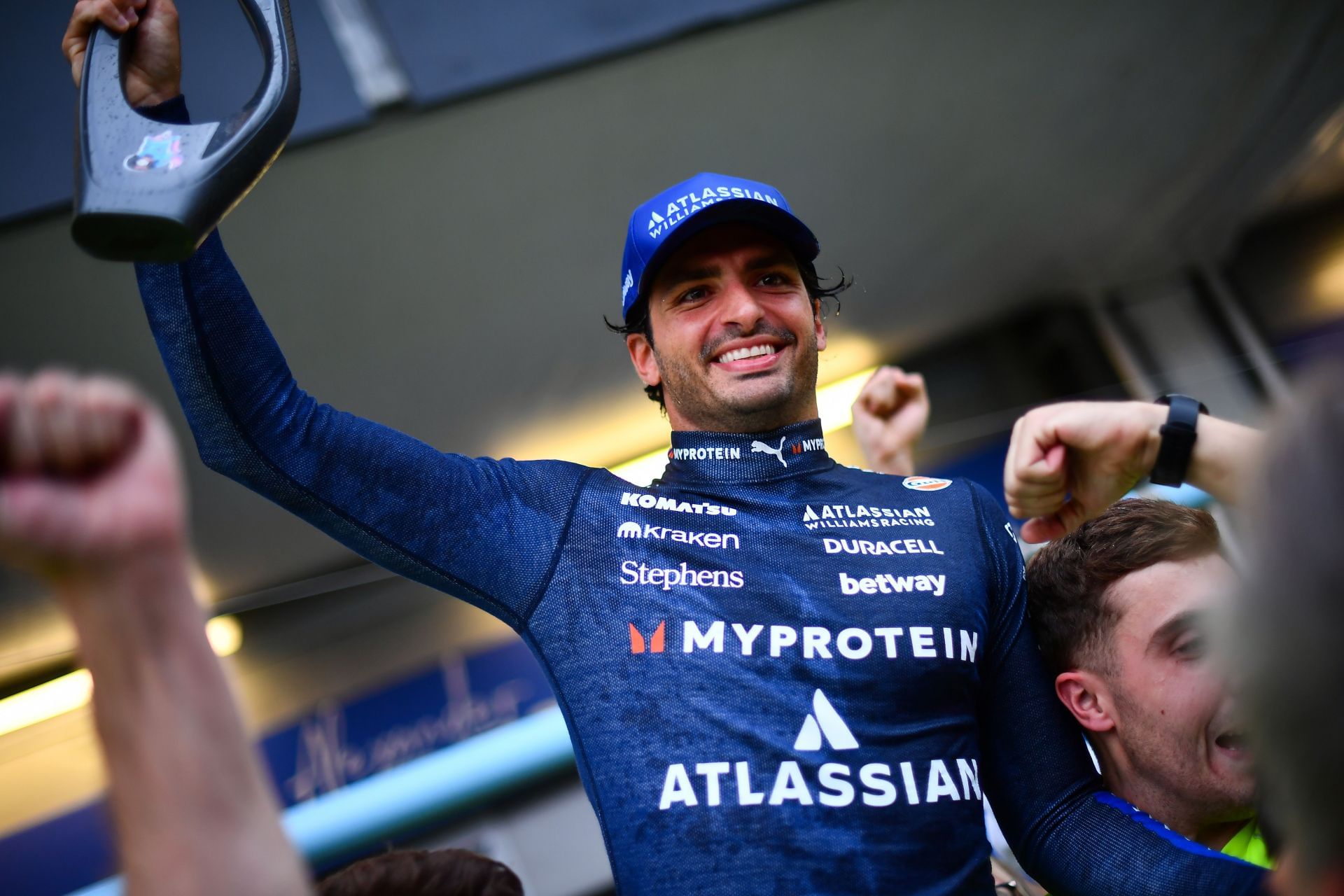 Carlos Sainz enjoying with Williams&#039; pit crew after the 2025 F1 Grand Prix of Azerbaijan - Source: Getty