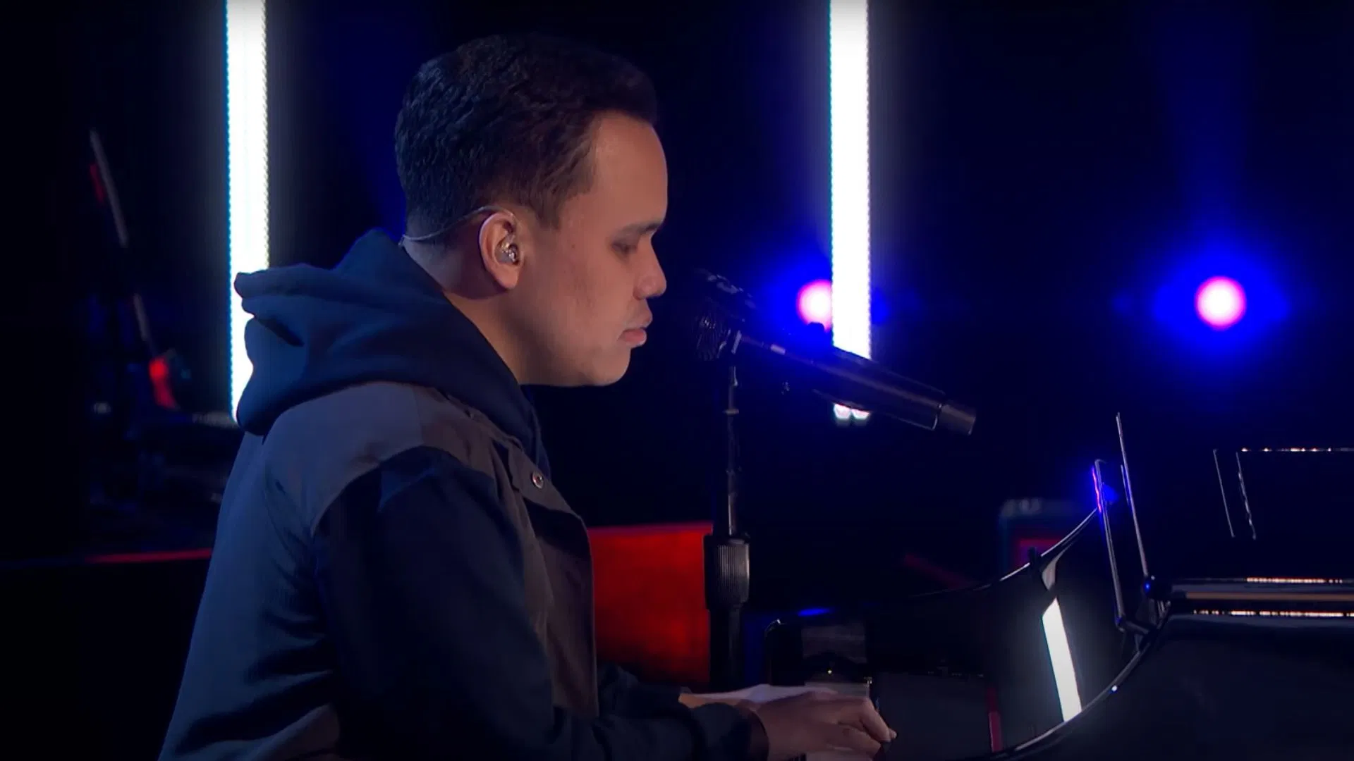 Lee performing on the show (Image via YouTube/America&#039;s Got Talent)