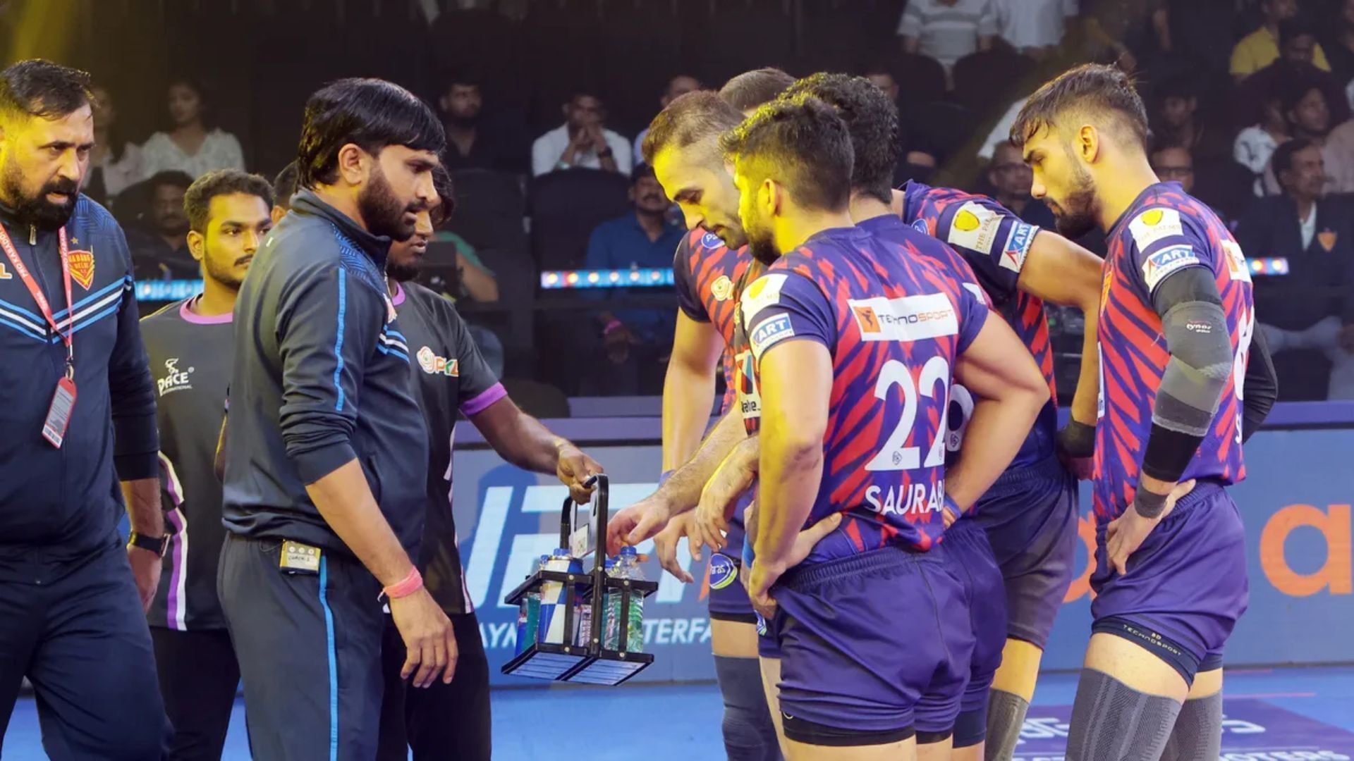 Dabang Delhi head coach Joginder Narwal in a discussion with the players (Image Credits: PKL)