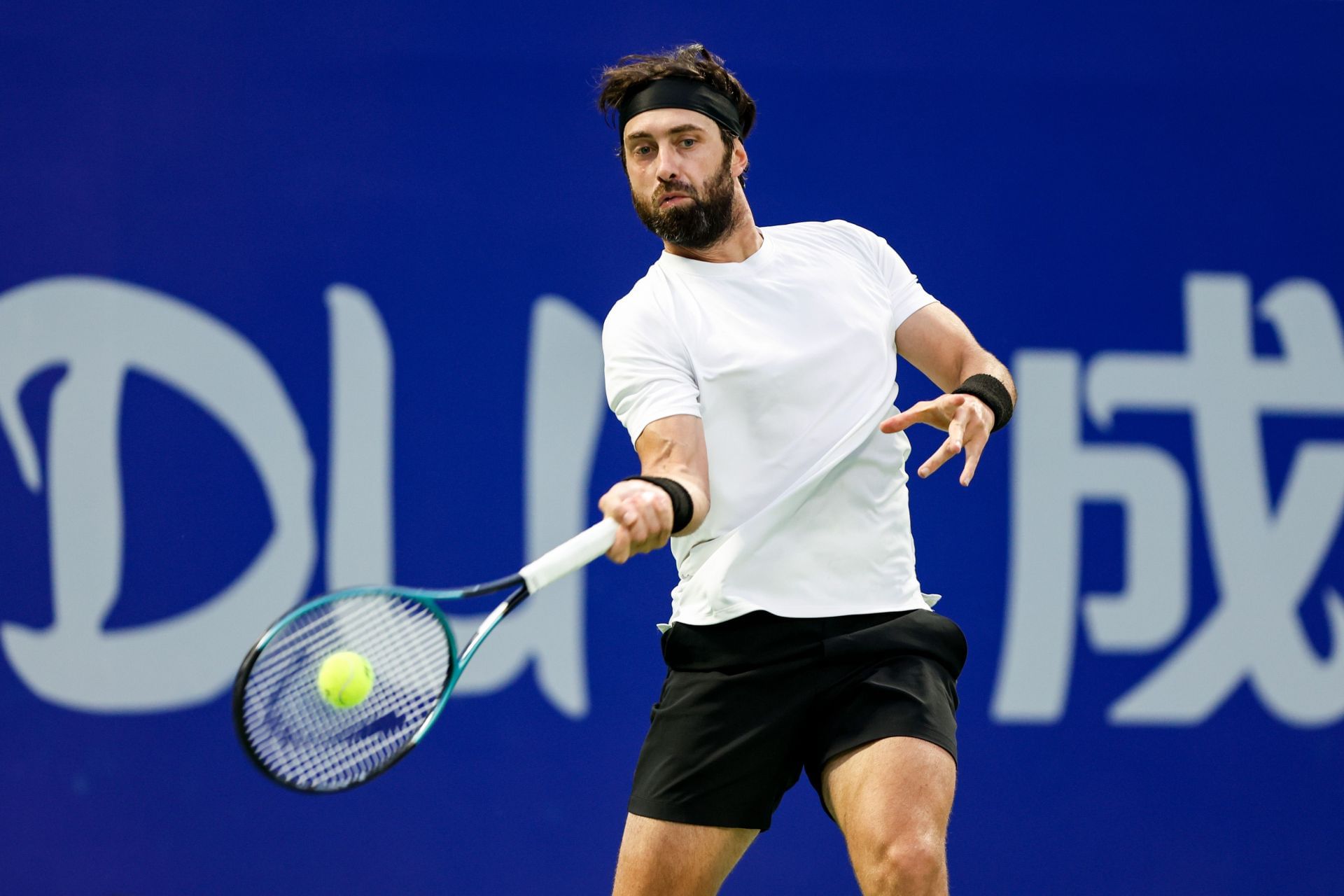 Nikoloz Basilashvili hits a forehand | Image Source: Getty