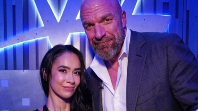AEW star posts a picture with AJ Lee after she makes her WWE return on SmackDown