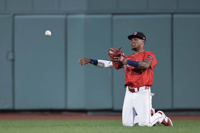 "He's not human" - Fans erupt as Ceddanne Rafaela's gravity-defying catch breaks the internet