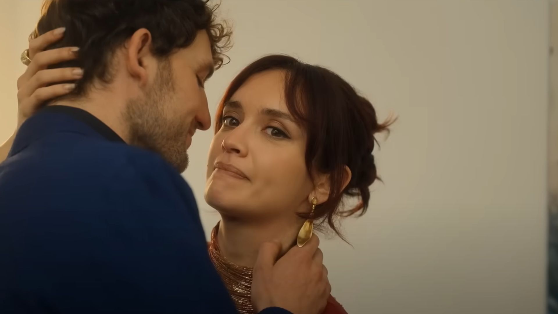 Cherry is portrayed as a gold digger in The Girlfriend (Image via YouTube/Prime Video)