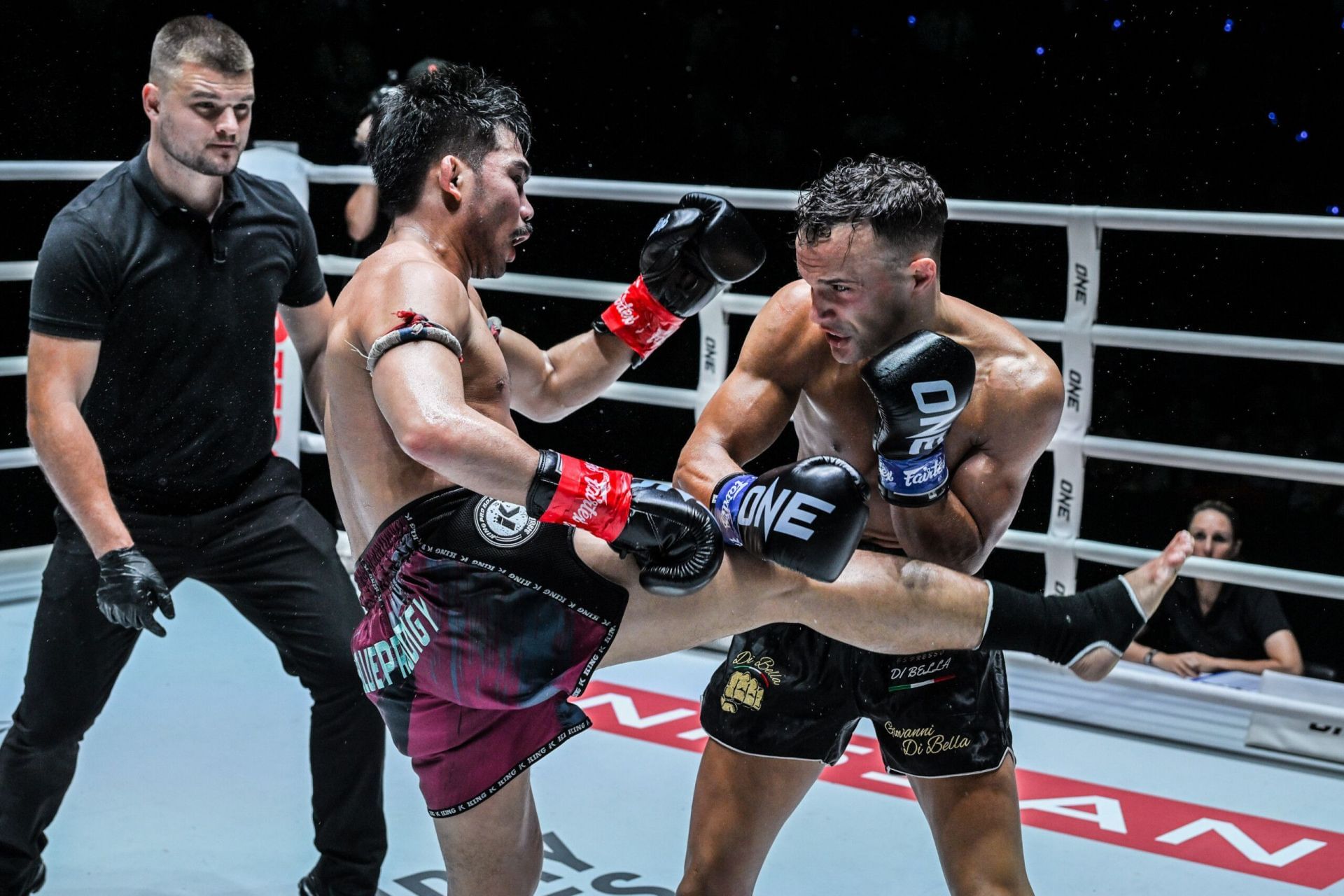 Jonathan Di Bella (R) vs Prajanchai | Photo by ONE Championship