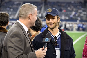 ICYMI: Longhorns superfan Glen Powell gives shoutout to Texas for Week 2 bout against SJSU
