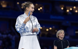 WATCH: Aryna Sabalenka refuses to let go of $5 million winner's check at US Open after earning biggest payday of her career