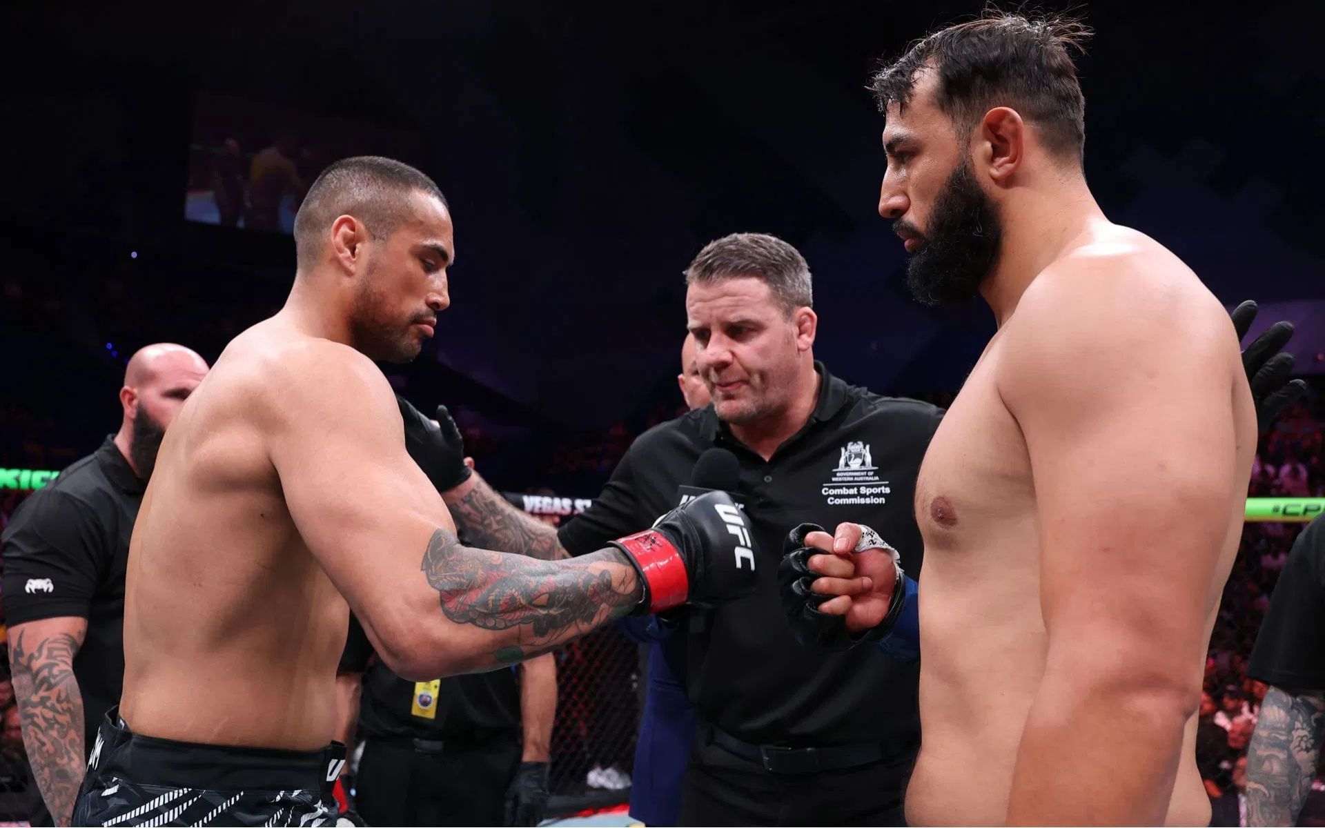 Carlos Ulberg (left) defeats Dominick Reyes (right) at UFC Perth. [Image courtesy: Getty]