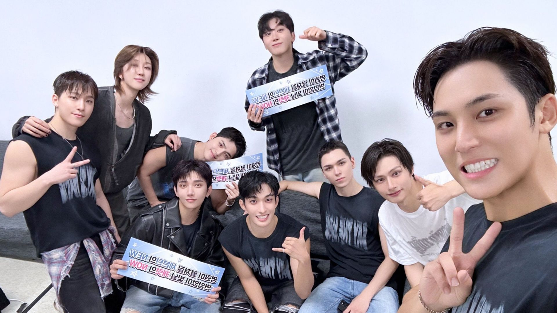 SEVENTEEN for their NEW World Tour Day 1 (Image via X/@pledis_17)
