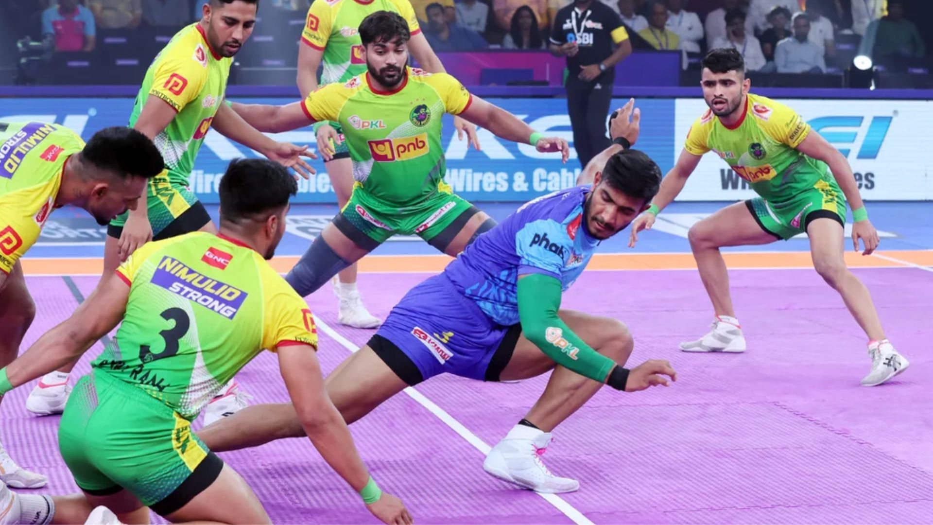 Devank Dalal in action against Patna Pirates (Image Credits: PKL)