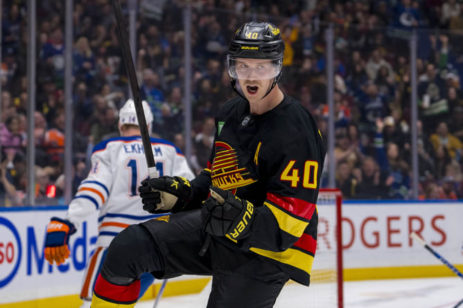 Seasoned NHL experts bet on Canucks' Elias Pettersson getting back to elite level after $92,800,000 forward's disappointing last season