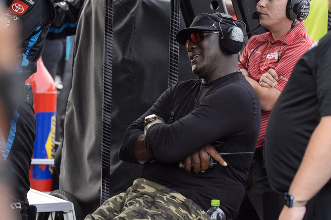 "Mike for sure got a moneyline open" - NBA fans react to Michael Jordan embracing Lawrence Taylor in star-studded box for Bill Belichick's UNC debut