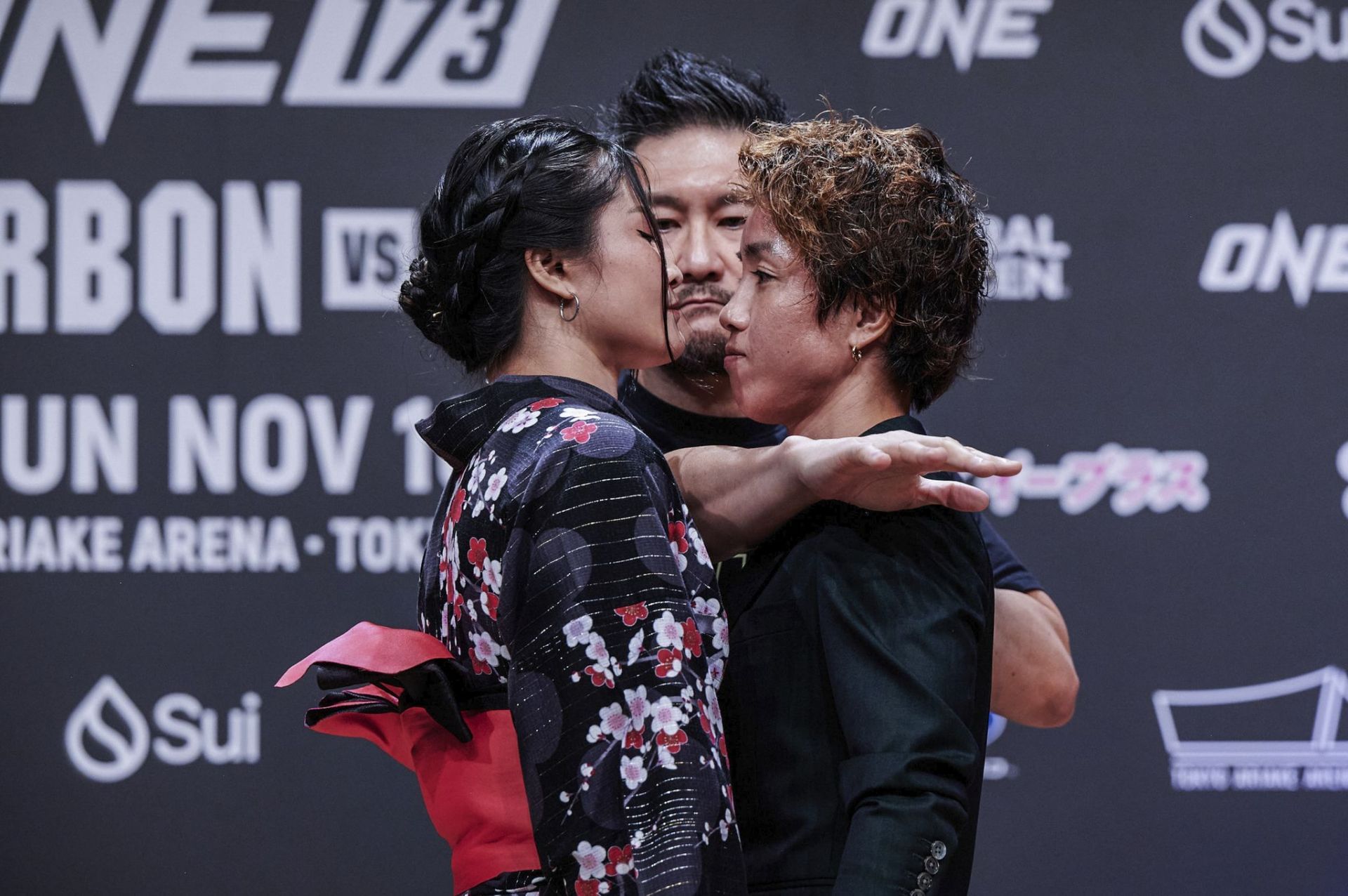 Kana (R) fixated on taking out three-sport queen Stamp Fairtex (L) | Photo credit: ONE Championship