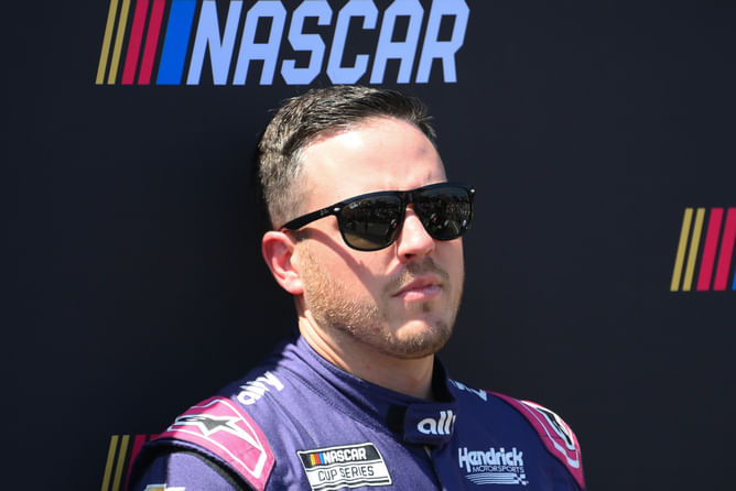 “They’re incredibly fast”: Alex Bowman admits to HMS' inferiority against Team Penske, bluntly says they have a “lot of work to do”