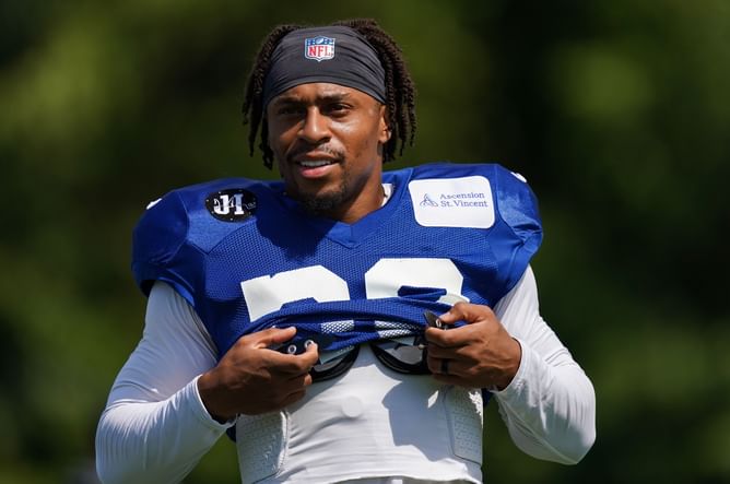 Jonathan Taylor or Josh Jacobs: Which RB should I draft in Fantasy Football 2025?