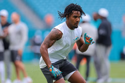 NFL injury expert sheds light on Jaylen Waddle's shoulder hit as Dolphins WR heads to locker room