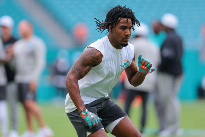 NFL injury expert sheds light on Jaylen Waddle's shoulder hit as Dolphins WR heads to locker room