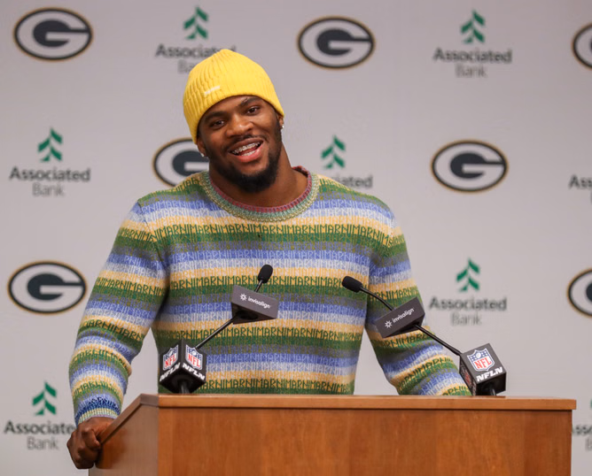 “Looks trash in green & gold”: NFL fans react to Micah Parsons’ first look in Packers jersey 4 days after getting traded from Cowboys
