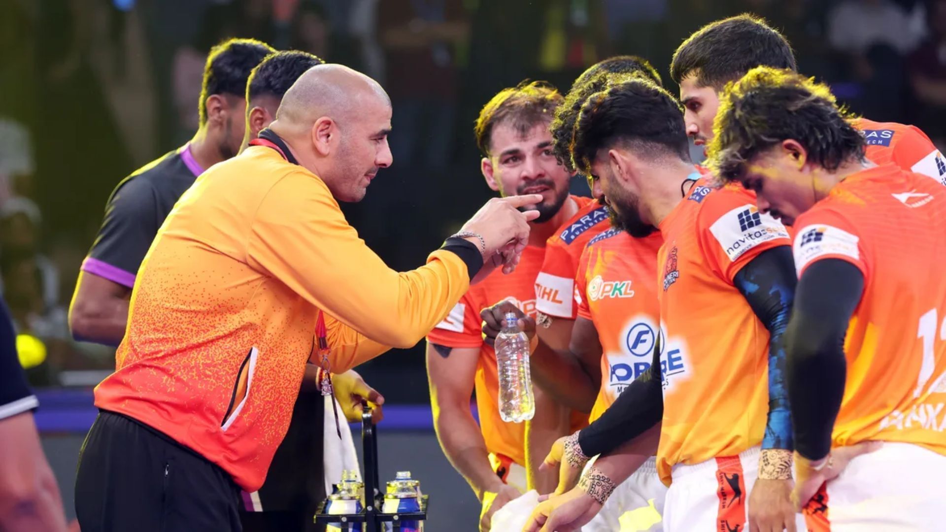 Puneri Paltan head coach Ajay Thakur in conversation with Aslam Inamdar and other teammates (Image Credits: PKL)