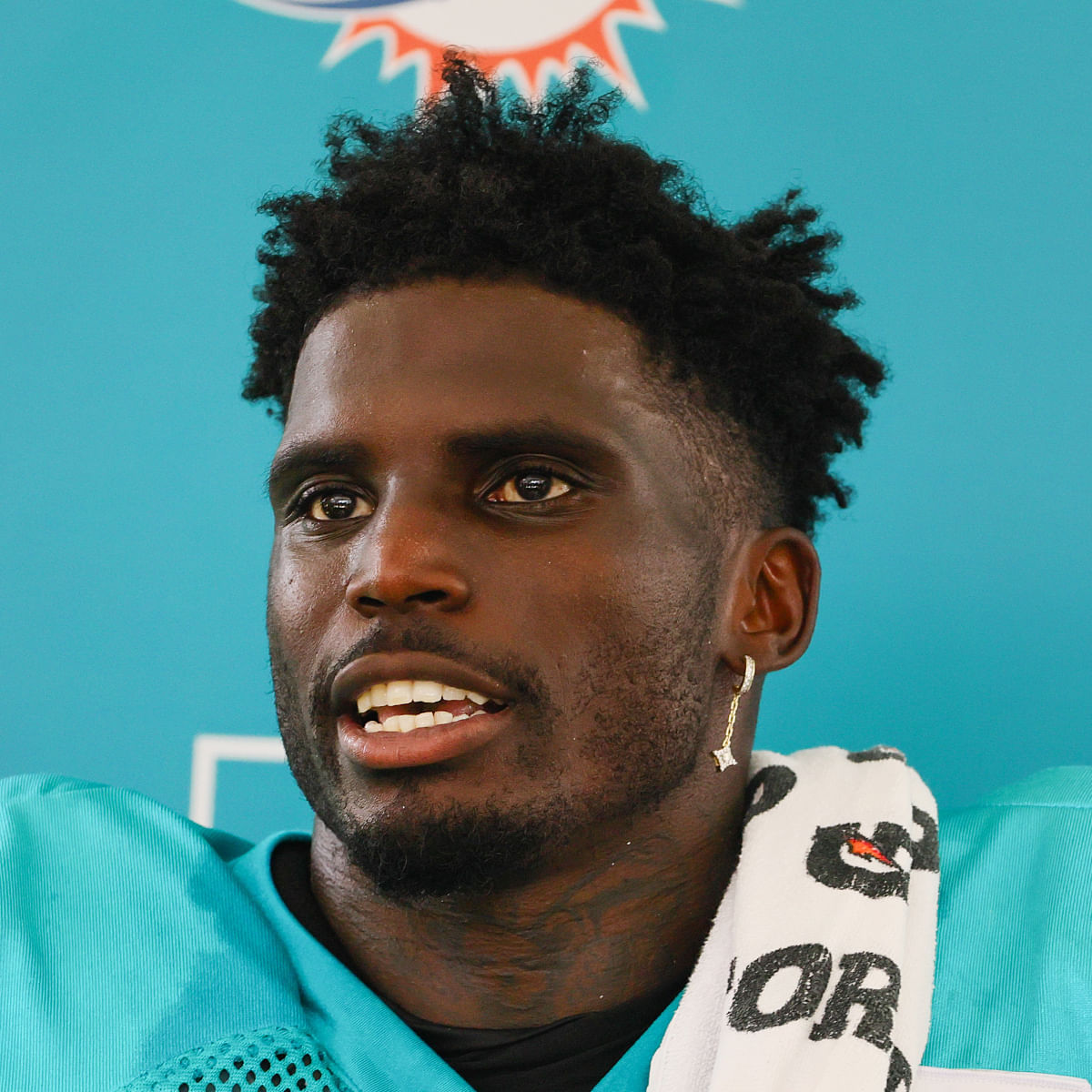 “Nobody gonna go into cap hell for a diva”: NFL fans react as Dolphins reportedly receive 0 Tyreek Hill trade calls so far
