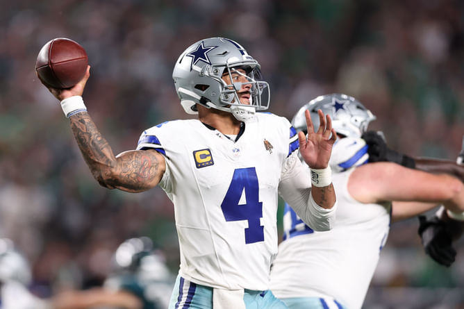 Jerry Jones makes feelings known on Dak Prescott's showing during Cowboys vs Eagles clash
