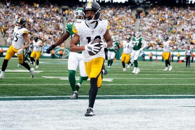 What happened to Calvin Austin III? Steelers WR leaves in ambulance during Week 4 game in Ireland
